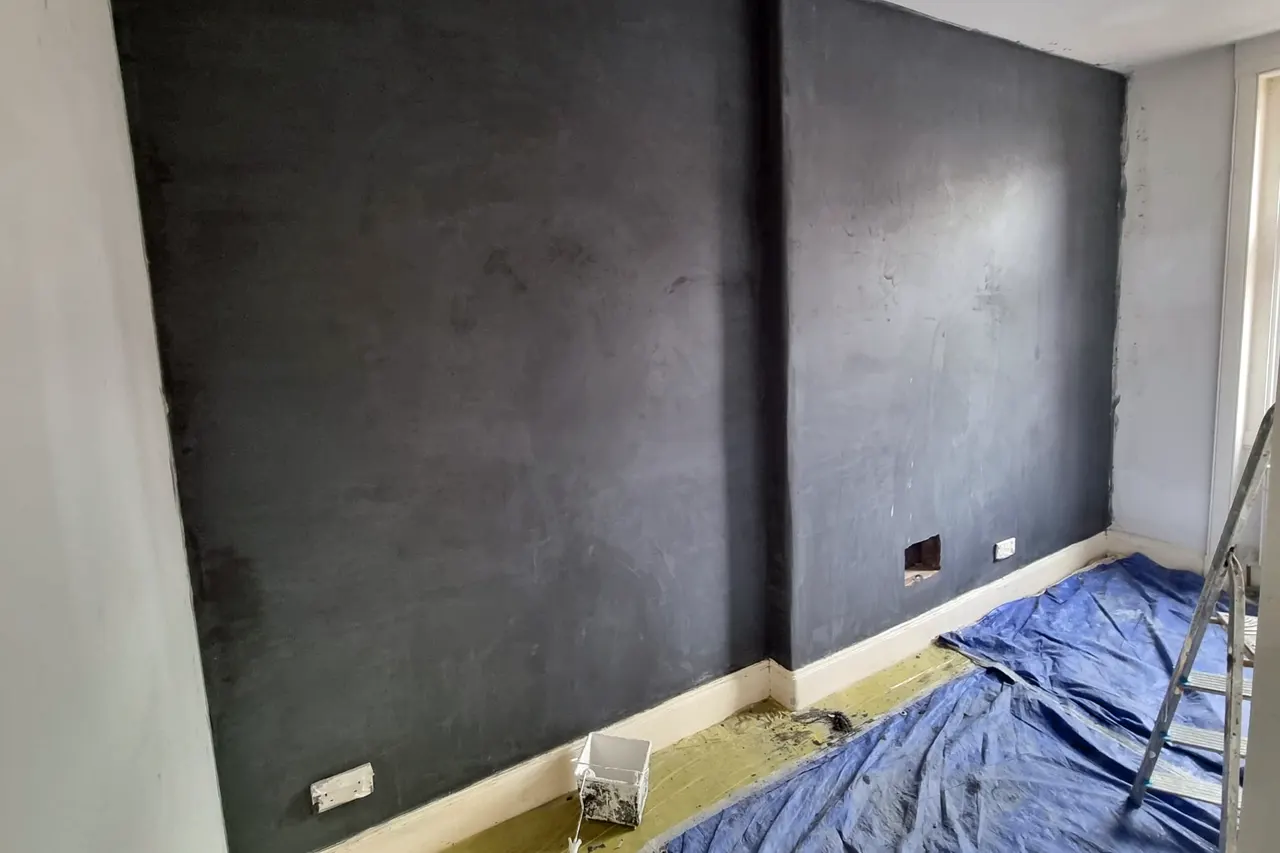 Innovative Room Makeover with Magnetic Plastering and Decorating
